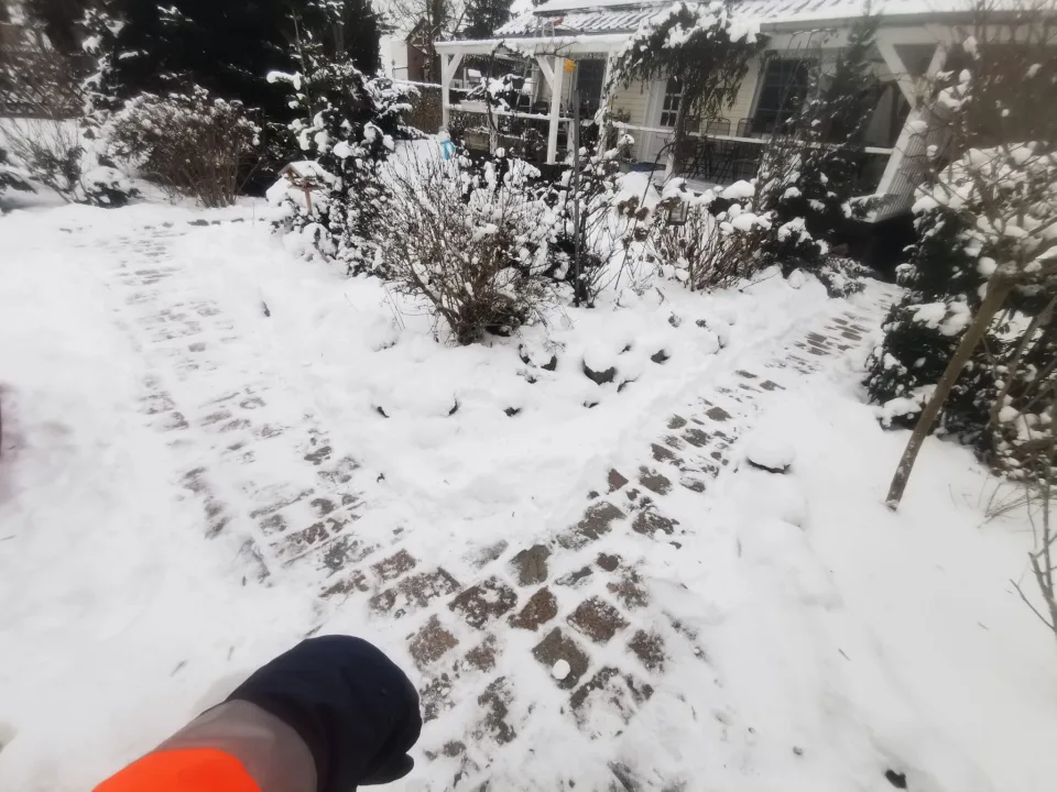 Wege zwischen verschneiten Beeten während eines Wintereinsatzes